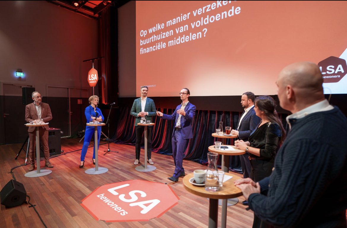 ‘Gemeenschappen zijn hét gereedschap om de menselijke maat weer terug te brengen in onze samenleving.’  

Het was een waardevol debat over het belang van wijkgemeenschappen, community building en 
ontmoetingsplekken. De overheid heeft wat dat betreft een zorgplicht. <a href="/LSAbewoners/">LSA bewoners</a>