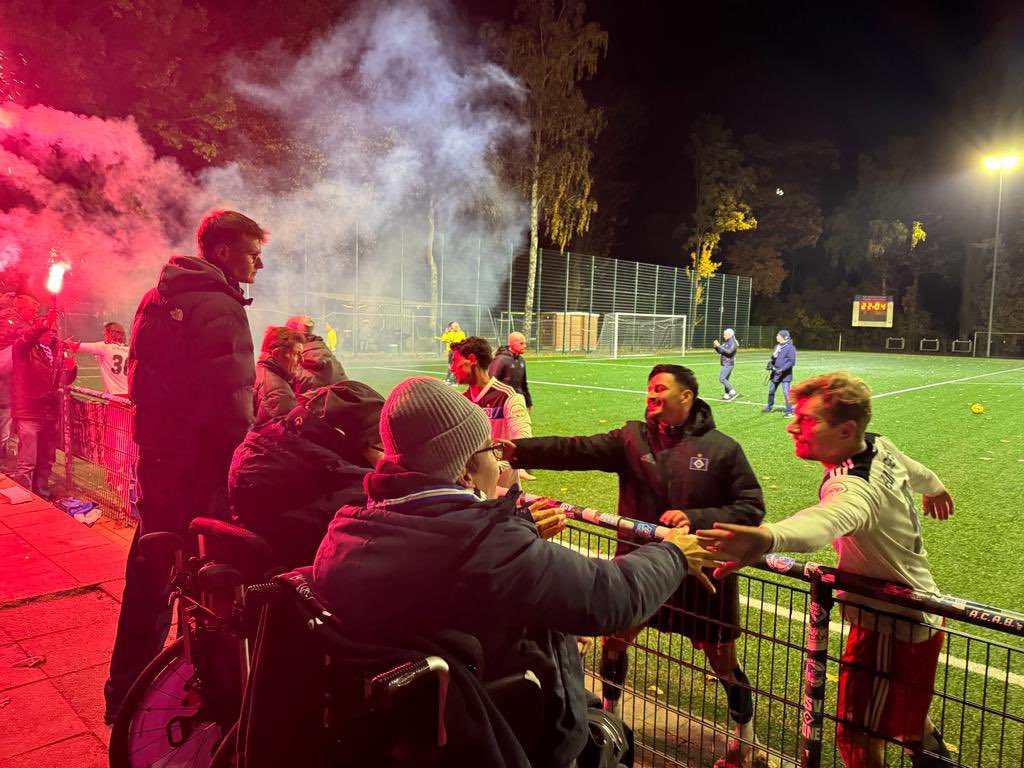 rollenderhsvfan's tweet photo. Landesliga Hammonia: Hamburger SV III gegen Niendorfer TSV II (2:1)
#Fussball #fussballspiel #fotos #bilder #groundhopper #groundhopperapp #futbology #rautenfranz #rollenderhsvfan #hsv #hsviii #hamburgersv #hsvev #norderstedt #paulhauenschildsportplätze #kunstrasen #flutlicht https://t.co/iGu7mjyyKu