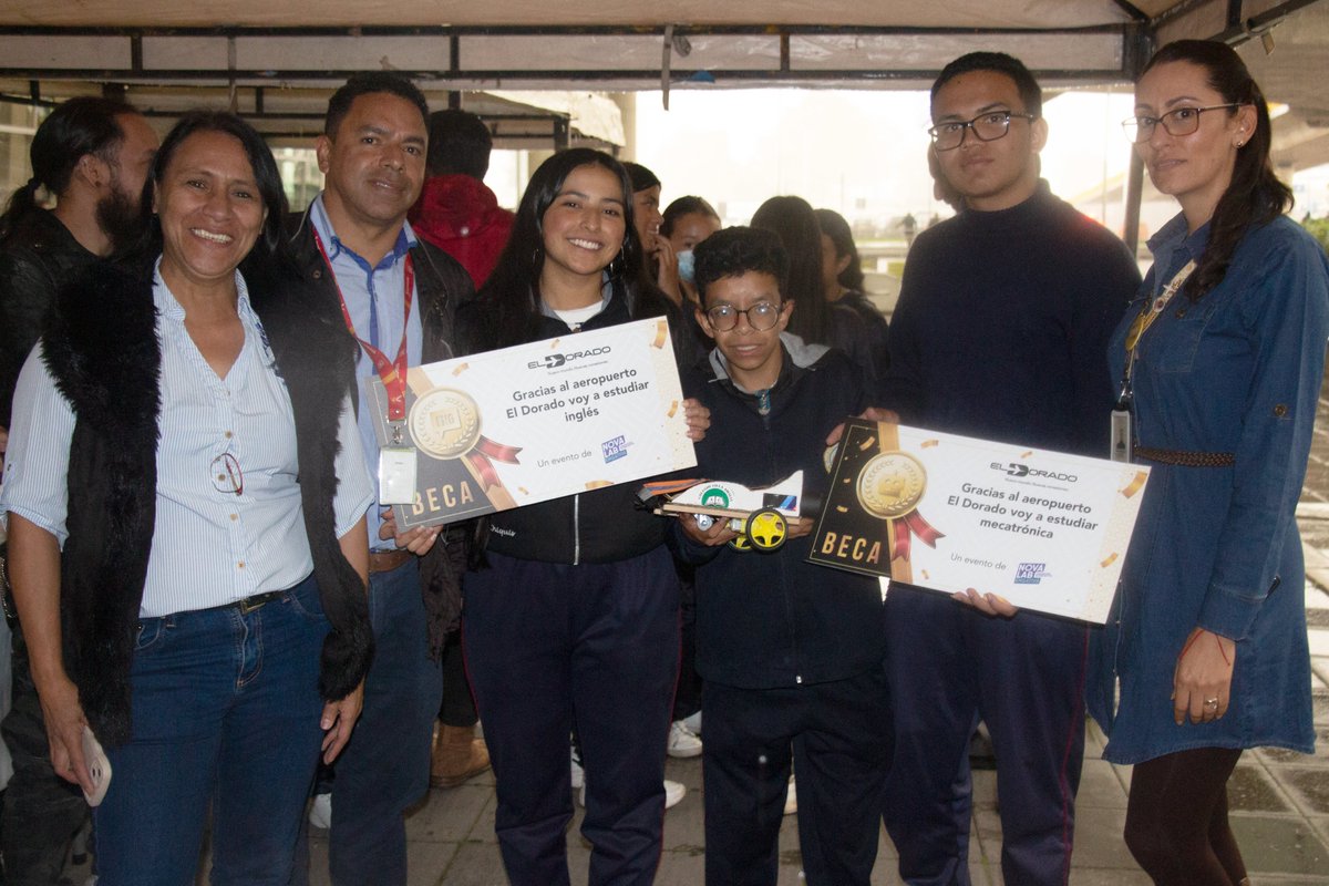 BOG_ELDORADO's tweet photo. Apoyamos estudiantes vecinos de Engativá ✈️🤝 en la primera muestra y competencia de robótica #NovaLab 🦾🤖 En alianza con la @Engativalcaldia  y Vive Digital, los estudiantes recibieron kits para la construcción de un carro de línea y llevarlo a competencia. ✈️ https://t.co/96IN3bemh9