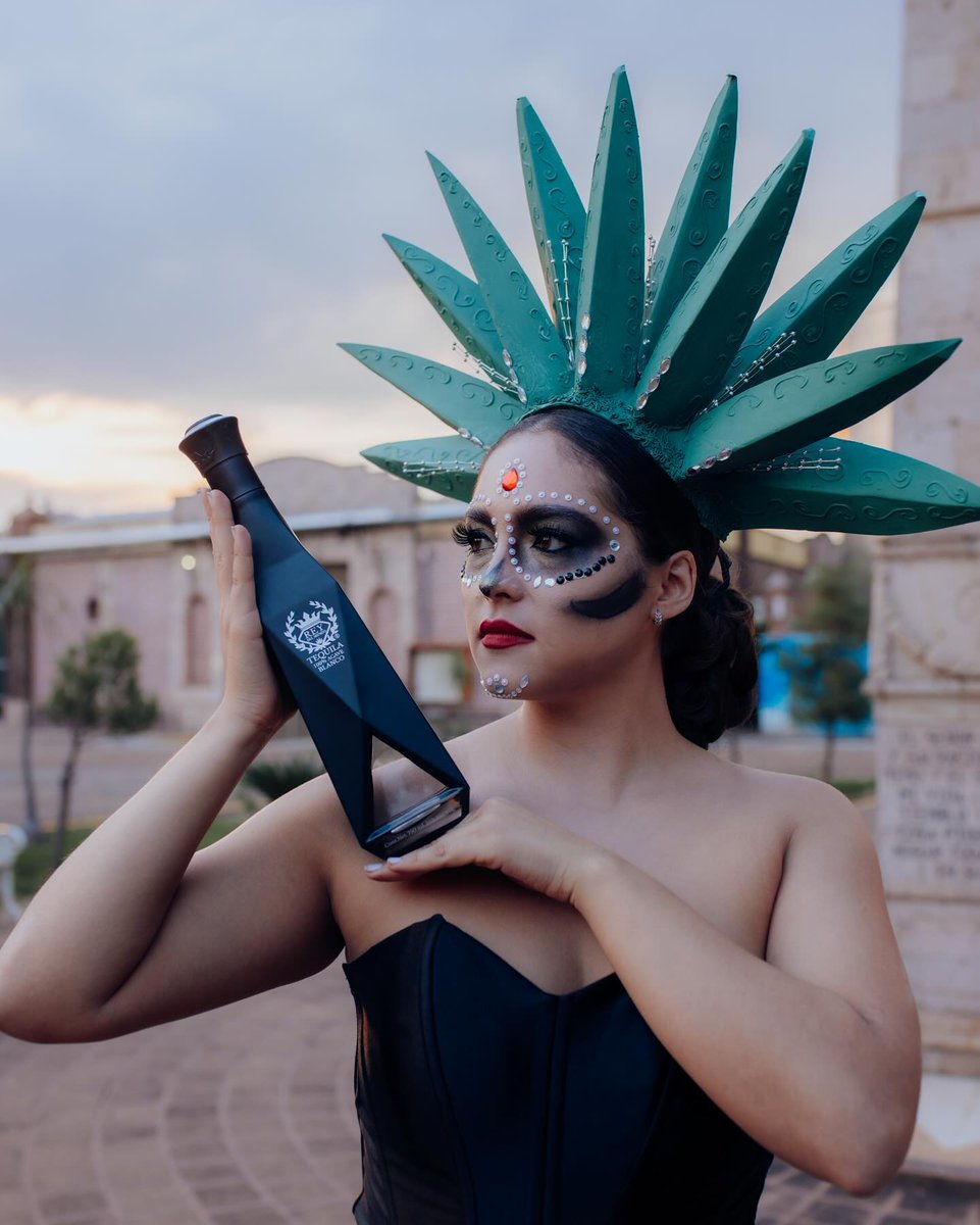 tequilaRDMAsia's tweet photo. Recordemos a nuestros queridos ancestros, sabedores también de que nuestra estancia en este mundo igualmente llegará a su fin algún día, por ello vivir plenamente, sin excusas ni lamentos, es la encomienda.
¡Que vivamos una vida plena y feliz hasta que Dios nos llame! https://t.co/efFM1uqmyF