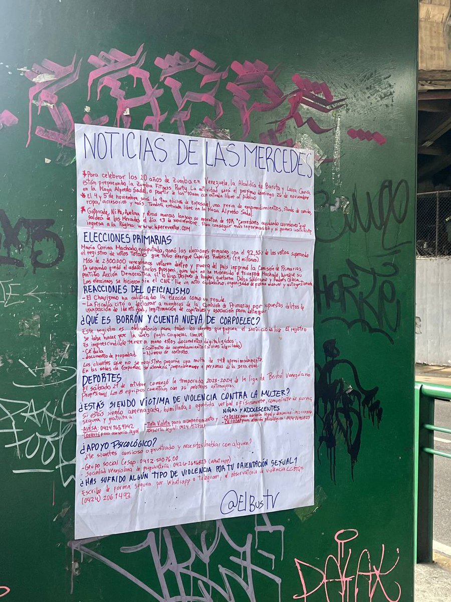 elbusTV's tweet photo. Cuando un papelógrafo llega a Las Mercedes, en Caracas, pasan estas cosas 👀

Nuestra reportera @Mafermoralsg encontró a un lector que narró las noticias como si estuviera en los buses. 

“Creo que de todas las veces que he pegado un pape, esta ha sido de las mejores. Sentí el cariño de la comunidad”, dice.