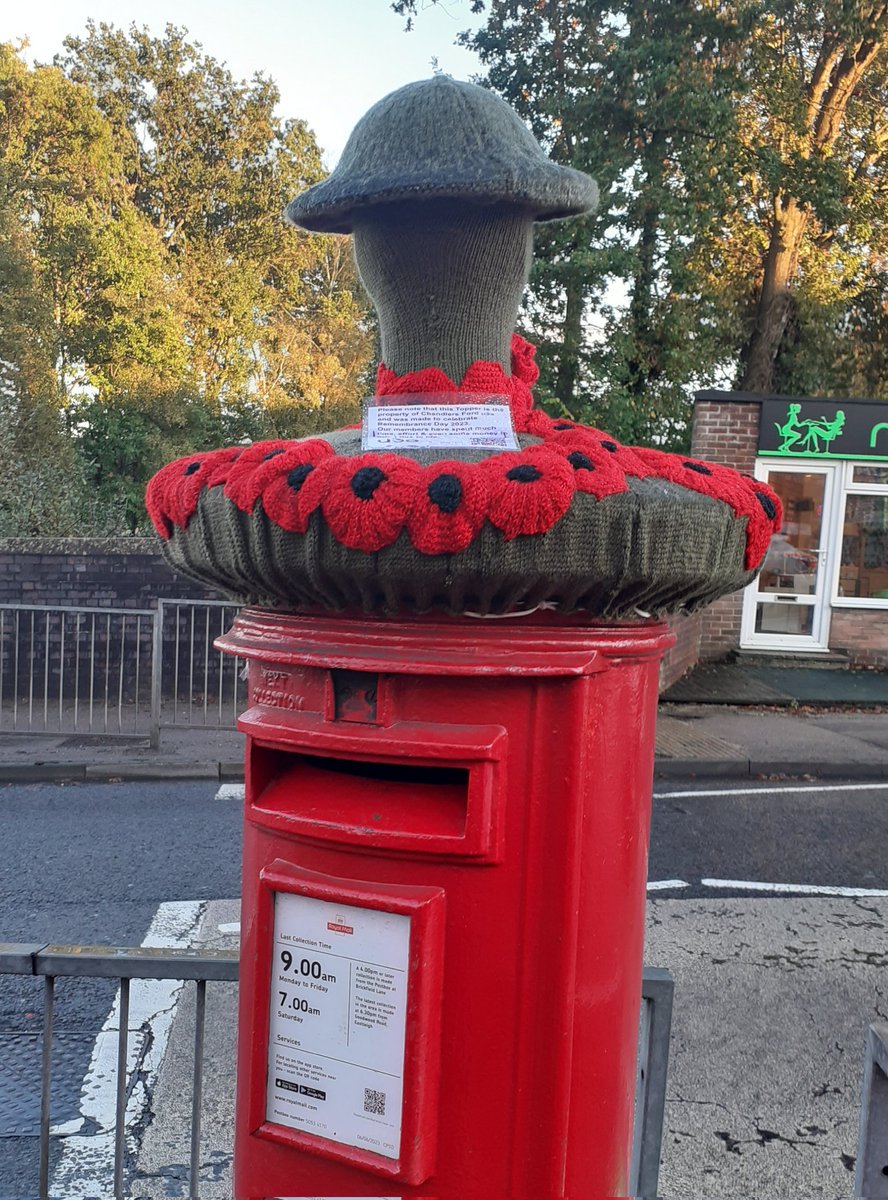 DC_claxton's tweet image. Our #u3a ladies have been busy producing Remembrance post-box  Toppers in Chandler&apos;s  Ford #Hampshire  this one is on Bournemouth Rd by the station and roadworks!