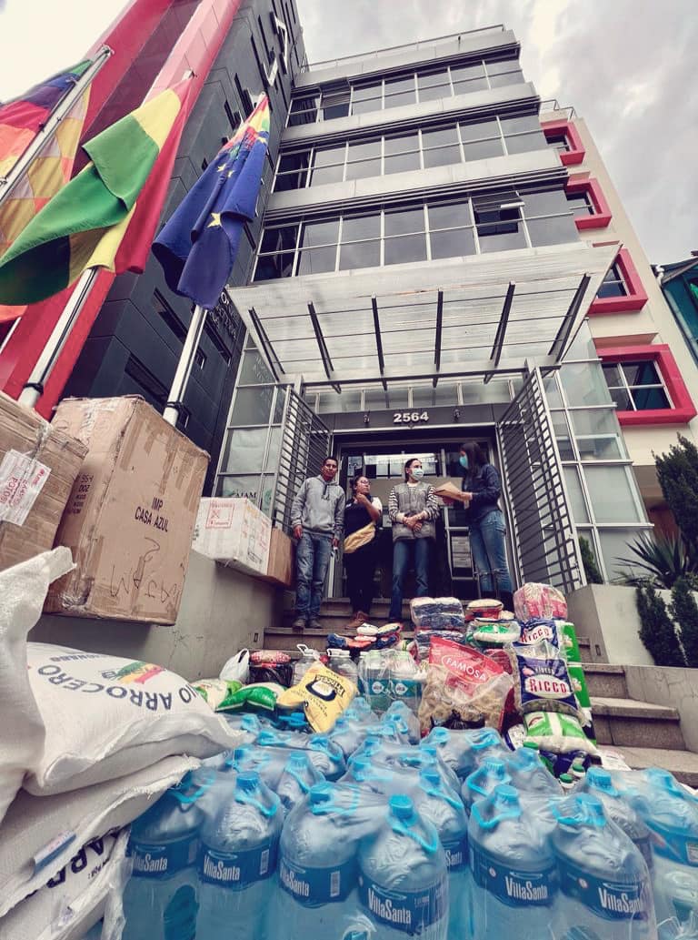 La Autoridad Jurisdiccional Administrativa Minera #AJAM,  realizó la entrega de víveres colectados por  las y los servidores públicos de la entidad, en beneficio de las  familias afectadas por las inundaciones en el municipio de Tipuani del  departamento de La Paz.