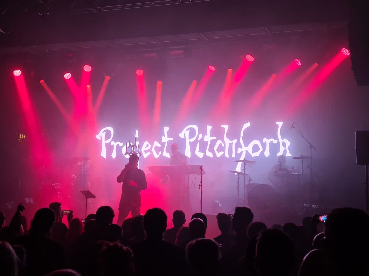 ILepohl's tweet image. Na wenn das kein Karma ist. Gerade unverhofft geschickt bekommen. Eine schöne Erinnerung an ein Konzert vor gefühlt tausend Jahren. Damals mit meinem viel zu früh verstorbenen lieben Bruder Markus und dem guten Mensch der mir dieses Bild heute „aktuell und live, schickte. 🙏