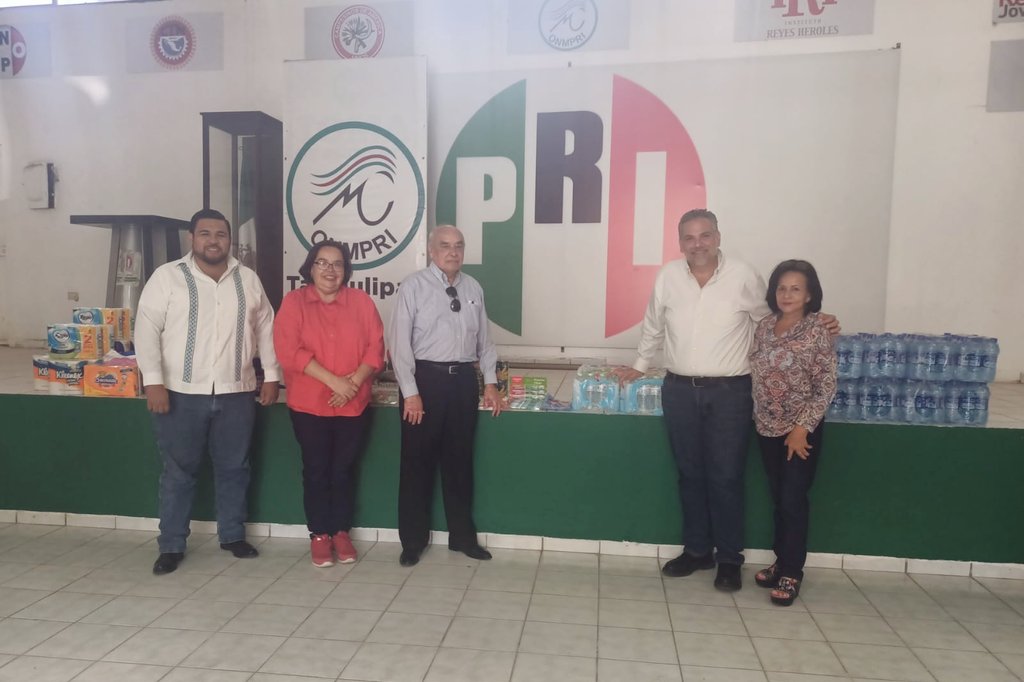 Está mañana nuestro Presidente, <a href="/carlossolisg/">Carlos Ernesto Solís Gómez 🇲🇽</a> en compañía de miembros del CDE contribuyeron en la colecta para los damnificados de Guerrero en el centro de acopio instalado en el <a href="/ReynosaPRI/">PRI Reynosa</a>. Súmate a esta causa #Revolucionaria y súmate #TodosSomosGuerrero
