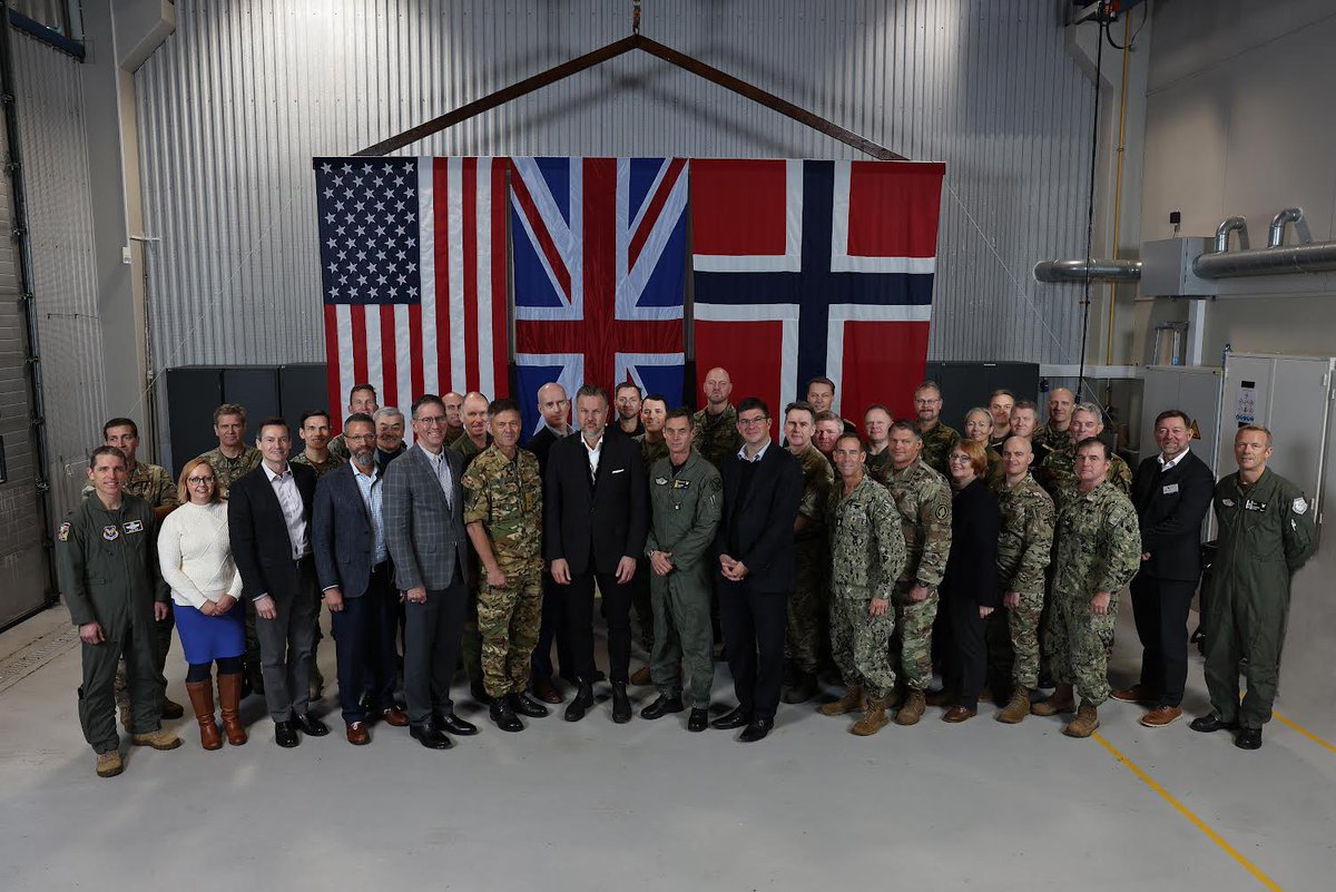 Thanks to #NOR for hosting #USA and #UK leaders in the #Arctic.  Great to see #SOFinEurope collaboration in action. #strongertogether 🇳🇴🇺🇸🇬🇧
@US_SOCEUR @DeptofDefense @Forsvarsdep