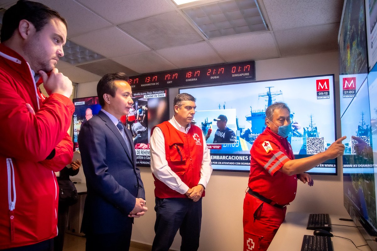 CruzRoja_MX's tweet photo. ¡Gracias por tanta ayuda!❤

Nos entusiasma recibir de la #Embajada de #China un donativo económico de parte de la Cruz Roja de China en apoyo a nuestros hermanos de #Guerrero que viven momentos difíciles tras le paso del  #HuracánOTIS.🙏 https://t.co/u26ZeFPzJa