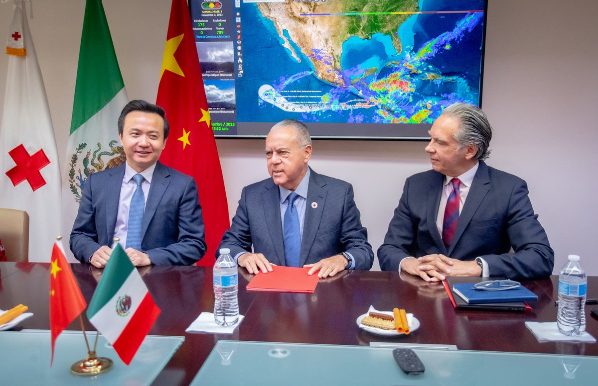 CruzRoja_MX's tweet photo. ¡Gracias por tanta ayuda!❤

Nos entusiasma recibir de la #Embajada de #China un donativo económico de parte de la Cruz Roja de China en apoyo a nuestros hermanos de #Guerrero que viven momentos difíciles tras le paso del  #HuracánOTIS.🙏 https://t.co/u26ZeFPzJa