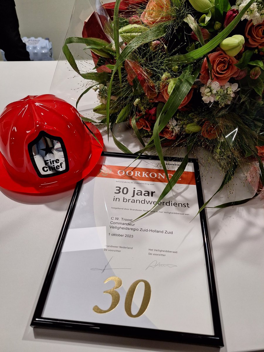 Tijd vliegt voorbij...trots op deze mijlpaal.  Op naar de volgende jaren bij <a href="/BrandweerZHZ/">Brandweer Zuid-Holland Zuid</a> <a href="/BrandweerMsdPth/">brandweer_maasdam_puttershoek</a> #gezamenlijkebrandweer