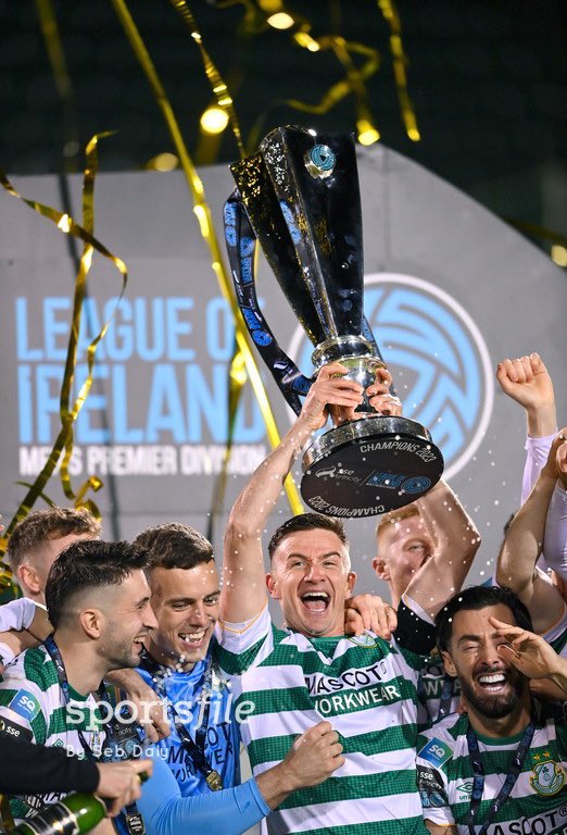 Shamrock Rovers captain Ronan Finn lifts the SSE Airtricity League Premier Division trophy after tonight’s match against Sligo Rovers! 📸 @sebaJFdaly sportsfile.com/more-images/77…