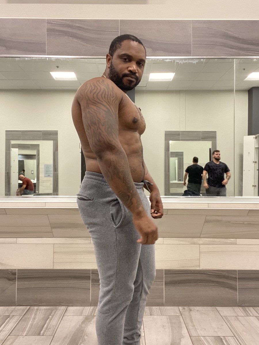 handsomemycheal's tweet image. Depressant 

#workoutmotivation #workoutpartner #gym #bodybuilding #Gymbro #heavyequipment #modellife #muscleboys