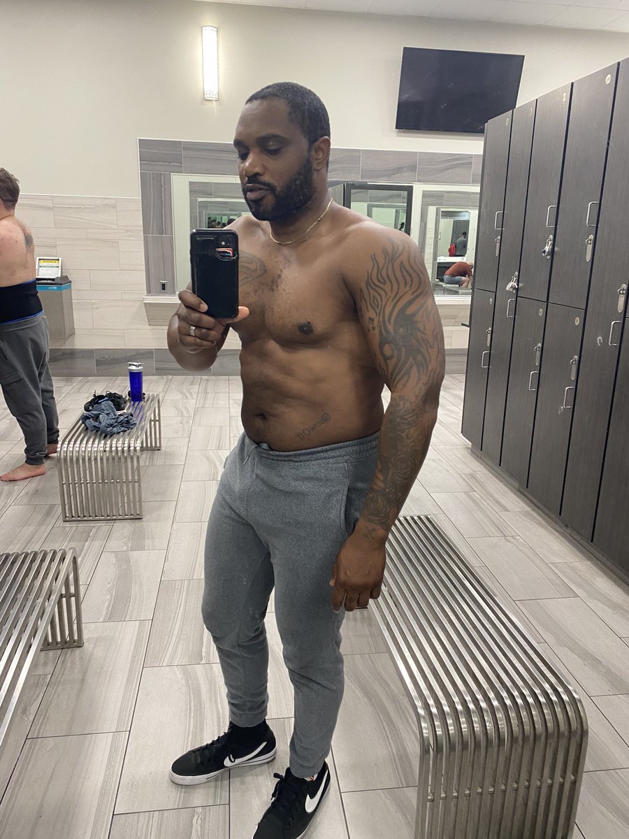 handsomemycheal's tweet image. Depressant 

#workoutmotivation #workoutpartner #gym #bodybuilding #Gymbro #heavyequipment #modellife #muscleboys