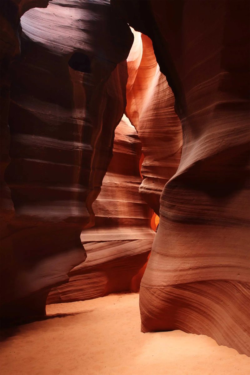 TRAVEL364DAYS's tweet photo. Antelope Canyon, Arizona 🇺🇸

The Navajo name of this slot canyon translates to ‘the place where water runs through rocks’. It is an American Southwest treasure, filled with ripples of eroded stone formations, where sunlight creates orange filters and bright patterns 🏜️💧🌞🪨🧡. https://t.co/v3tlzWn2i0