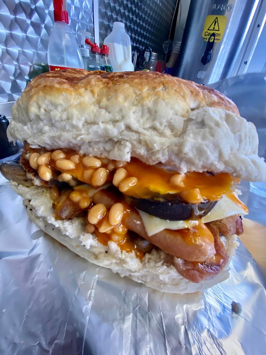 We would definitely smash this Brit burger-sausage combo! 

How about you?

📸 Richie's Snack Bar
Aberdare, Rhondda Cynon Taff