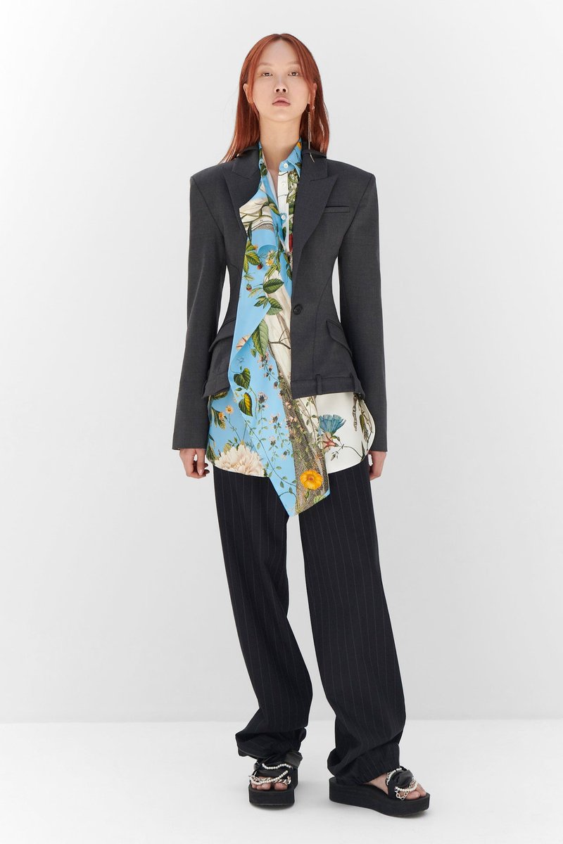 kendam_com's tweet image. Monse Resort 2024 collection lookbook (30 outfits) kendam.com/news/lookbooks…

#Monse #Resort2024 #Lookbooks #Fashion #Kendam