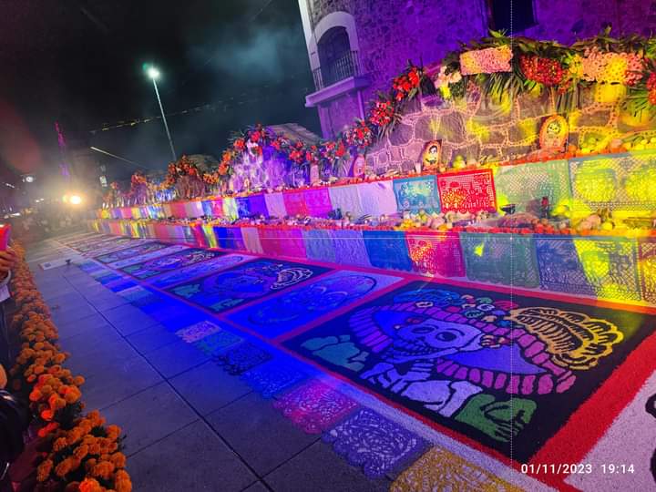 LAnselene's tweet photo. #LaFiesraGrandeDeMiTierra

Día de muertos en Chalco de Díaz Covarrubias https://t.co/S81fYEOhAc