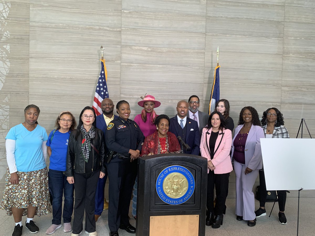 drlingluo's tweet photo. Breaking News: Congresswoman Sheila Jackson Lee held a press conference at the federal building to announce that she has secured $6.25 million in federal funding for the Houston Police Department. This funding will be used to hire more police officers and establish the Smart Policing Community, which aims to improve the mental health of police officers and combat human trafficking and sex trafficking crimes.

Congresswoman Sheila Jackson Lee specifically invited Sally Sha, a Chinese-American female entrepreneur who employs over 300 staff members, to attend the press conference. She assured Sally that this federal funding will enhance community safety and provide a more secure environment for entrepreneurs like her to develop their businesses. Sally expressed gratitude to the congresswoman for her support and attention to Houston's businesses.

I had the honor of speaking on behalf of the AALC organization and emphasized the importance of addressing the high crime rates in Chinatown. I expressed appreciation for Congresswoman Sheila Jackson Lee's efforts in securing a significant amount of federal funding to hire over 300 police officers and maintain public safety in the city. I hope this funding will help reduce crime in Chinatown.

Over the years, Congresswoman Sheila Jackson Lee has consistently brought billions of dollars of federal funding to Houston, contributing to the city's development and benefiting its residents. Her dedication cannot be overlooked.

There have been rumors spread by political opponents claiming that the congresswoman intends to defund the police, but these rumors are completely baseless. I urge everyone to see through these false claims and ask our opponents if they have secured funding for the Houston Police Department.

Early voting ends today at 7 PM, so please make sure to cast your vote as soon as possible and exercise your right. If you cannot make it today, remember that the last day to vote is Election Day on November 7th.

Sheila Jackson Lee's name appears on the 16th, third page of the mayoral election ballot, second to last position.

For the sake of the Chinese community's future, please vote!
#SheilaForMayor #Sheilaforhouston
#Iamwithher