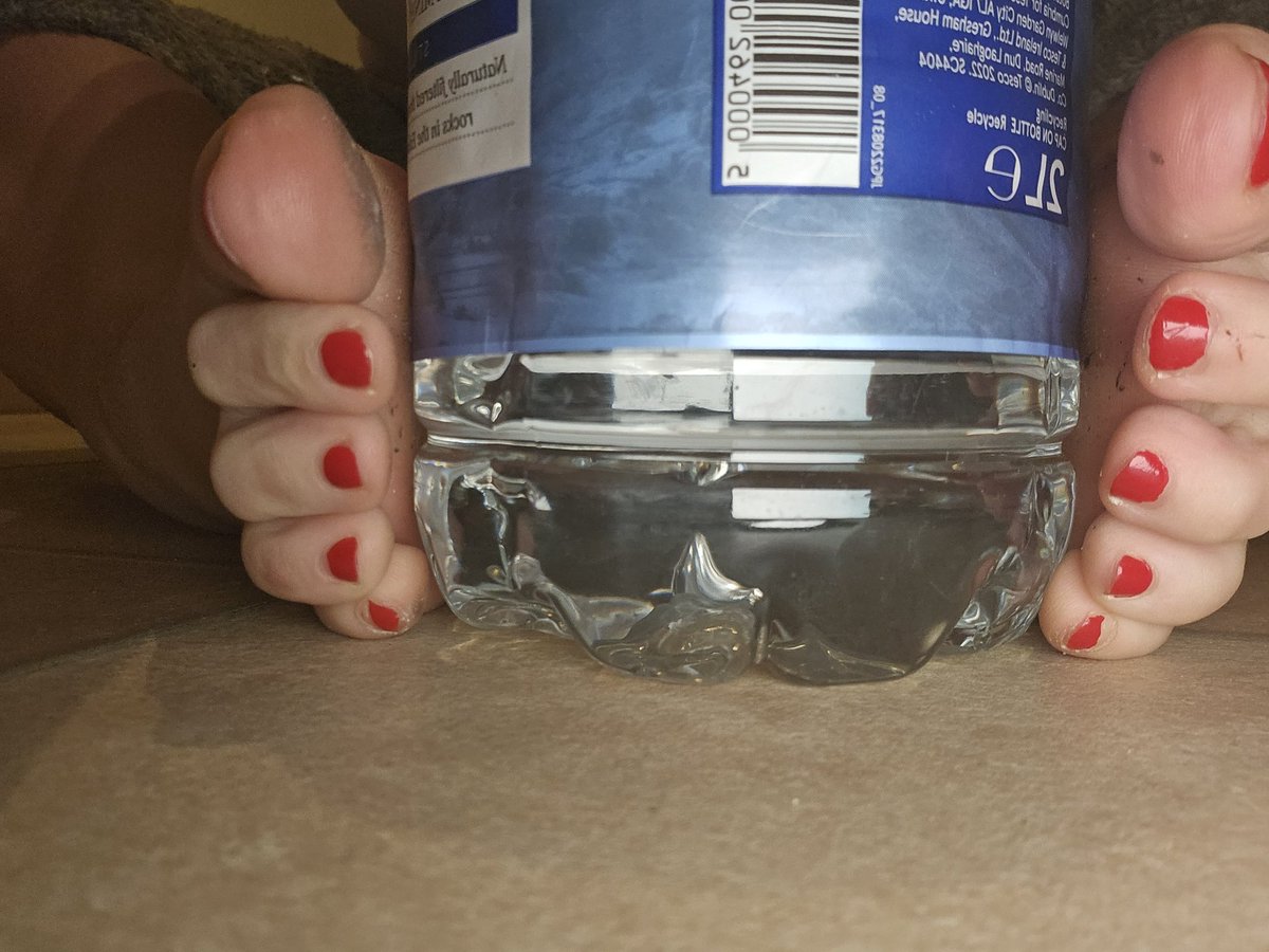 GoddessSlave86's tweet photo. Bottle grab 

#feet_pic #feetpicstorsales #feetpicsforsales #feetworshi̇p https://t.co/XH7P58Fxix