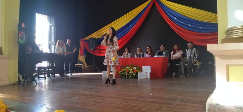#3Nov ¡Juntos/as por la educación!

Con actos culturales se cumplió la entrega de los equipos electrónicos #Canaima para las y los bachilleres con mejor promedio, año escolar 2022-2023.

#VenezuelaIntegra 
<a href="/NicolasMaduro/">Nicolás Maduro</a> 
@MPPEDUCACION
<a href="/_LaAvanzadora/">Yelitze Santaella</a>