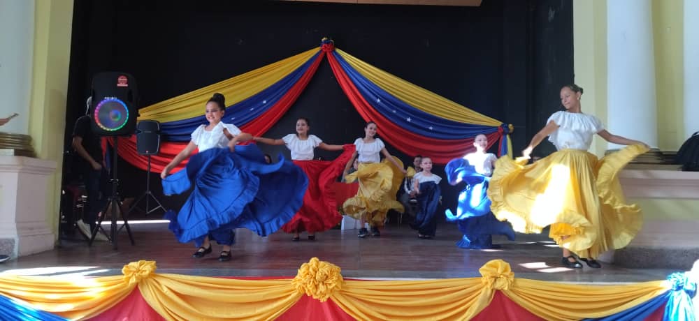 CDCETachira's tweet photo. #3Nov ¡Juntos/as por la educación!

Con actos culturales se cumplió la entrega de los equipos electrónicos #Canaima para las y los bachilleres con mejor promedio, año escolar 2022-2023.

#VenezuelaIntegra 
@NicolasMaduro 
@MPPEDUCACION
@_LaAvanzadora https://t.co/ECxFB7Taiy
