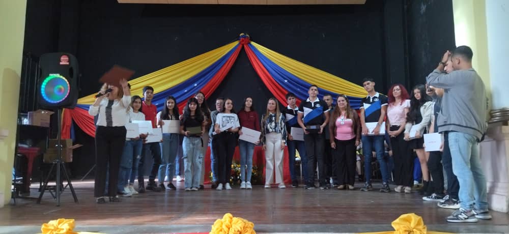 CDCETachira's tweet photo. #3Nov ¡Juntos/as por la educación!

Con actos culturales se cumplió la entrega de los equipos electrónicos #Canaima para las y los bachilleres con mejor promedio, año escolar 2022-2023.

#VenezuelaIntegra 
@NicolasMaduro 
@MPPEDUCACION
@_LaAvanzadora https://t.co/ECxFB7Taiy