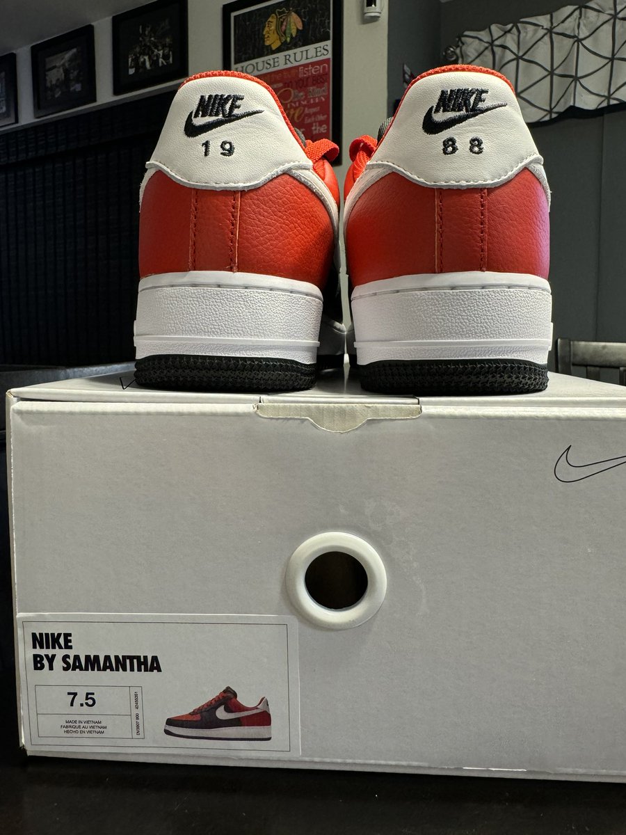 Swtness34's tweet photo. New custom @NHLBlackhawks kicks π I made. I usually donβt buy myself anything so Iβm really happy π Shot out to @88PKane & @JonathanToews (see 2nd pic) #ForeverAHawk https://t.co/c3yyMV8m7P