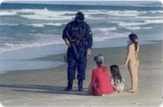 LesPaulPlayerSP's tweet photo. Suelo poner esta imagen y otra similar por X pq me parece la más representativa de en qué han convertido los políticos a la Policía: en su servicio de seguridad privada. Tal cual. Dicen que defienden al pueblo, y es mentira. Y ya estoy hasta los huevos de defensores de ESTO 👇🏼 https://t.co/ZYZjvIgWIb