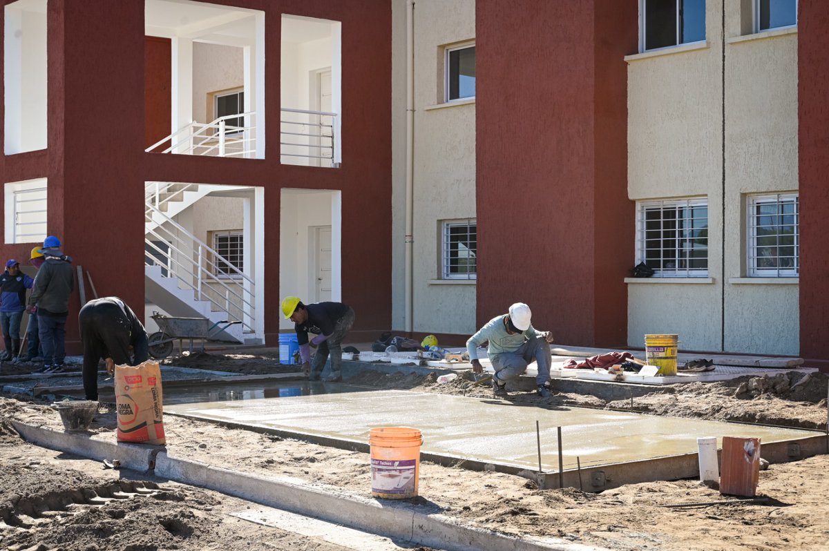 QuintelaRicardo's tweet photo. Creemos en que la casa propia es un derecho de todos y todas, por eso durante estos casi cuatro años trabajamos para brindar a todos los riojanos y riojanas la posibilidad de acceder a su vivienda, para vivir cómodamente y en dignidad. 
Hoy visitamos la construcción de 84 nuevas viviendas en altura, que se sumarán a las 6.119 soluciones habitacionales que concretamos en nuestra gestión a través de los programas nacionales y provinciales.

Estas son políticas de Estado que buscan brindar a todos y todas el acceso a mejores condiciones de vida y de desarrollo para cada familia.