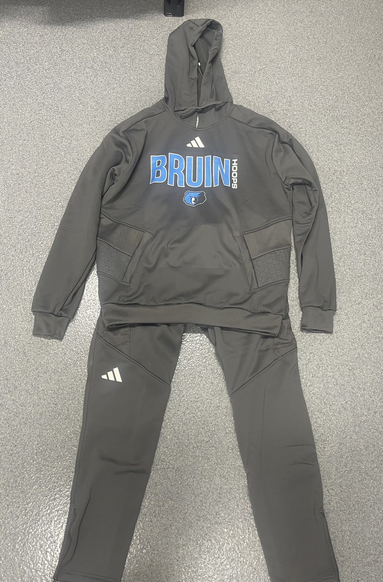 Travel Gear IS IN!!! 🐻🏀

1st scrimmage is in 8 days 

#Road2Rupp