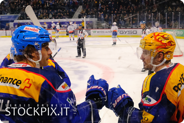sergiobrunetti's tweet photo. Images from @SwissIceHockey, @SwissLeagueOff #zurichderby @EHC_Kloten_1934 vs @zsclions online on https://t.co/NyDtka5ix4
in photo Kloten Top Scorer @axel_simic and Michael Loosli after Tyler Morley's 3-2
Images managed by @imago_images 
@srfnews
@srfsport
@RTSsport
@RSIsport https://t.co/mpIli6j9FG