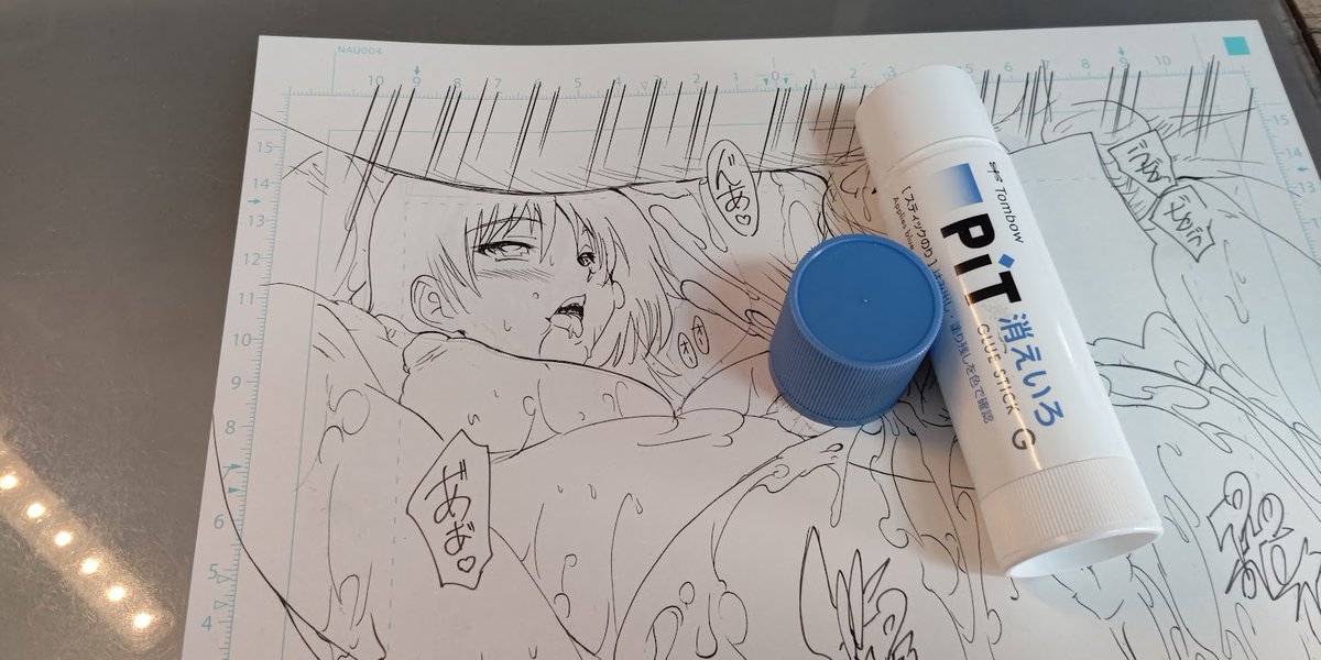 今日もアナログ原稿、切り貼り修正。
別の原稿用紙に修正原画を描いてカッターで切り抜いて、
スティックのりで張り付ける。
最初から最後まで家内制手工業! 