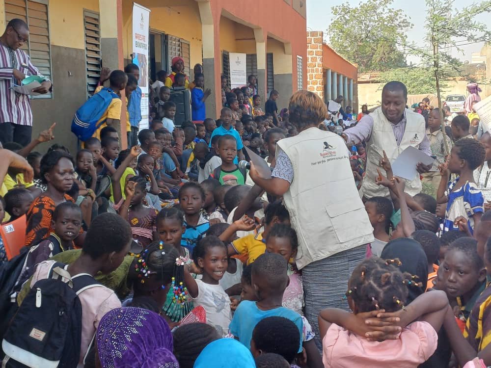 Journée Mondiale One Health 2023 #JMOH Sensibilisation des #élèves sur les moyens de prévention contre la #rage à l'école primaire de Larlé A & B ce 03 novembre 2023 à #Ouagadougou. Félicitations aux nos #membres et #volontaires pour la mobilisation.
