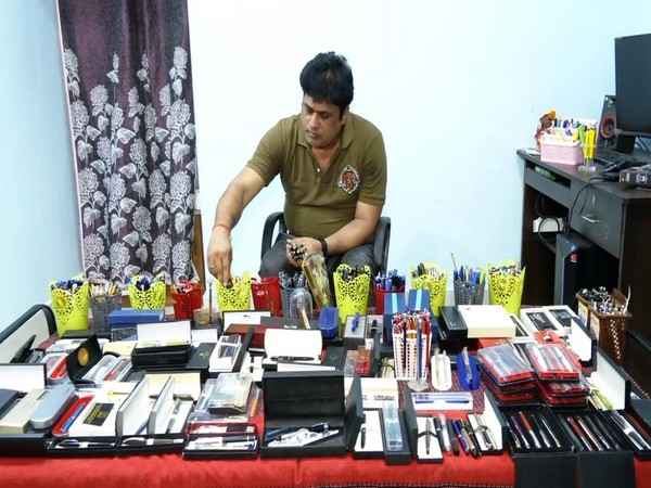 'Pen Man' of Odisha has about 4000 pens in his unique library

Read @ANI | aninews.in/news/national/…
#Odisha #PenMan #PenCollection