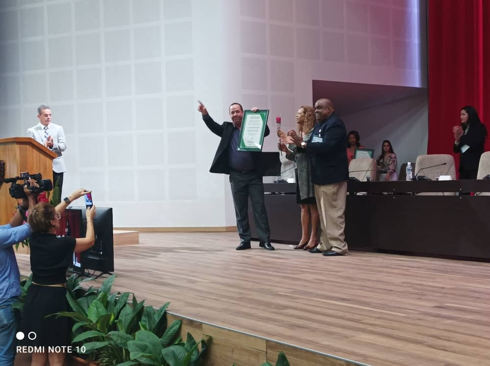 Se reconoce al Comandante de la Revolución Dr. José Ramón Machado Ventura, Dr. José Ángel Portal Miranda y otros profesionales destacados como Miembros de Honor de la Sociedad Cubana de la especialidad en el marco de la clausura del congreso de Medicina Familiar. #CubaPorLaSalud