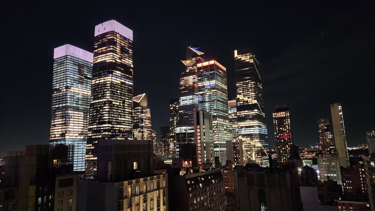 Waugh_Ian's tweet photo. Finished work in Albany at 5:30, jumped on a train to Manhattan at 6:30, arrived into Penn Station at 9:00pm. Rooftop bar at Hilton Doubletree by 9:30.
Yaaassssss. 
#esb #NYC https://t.co/nx3844IopA