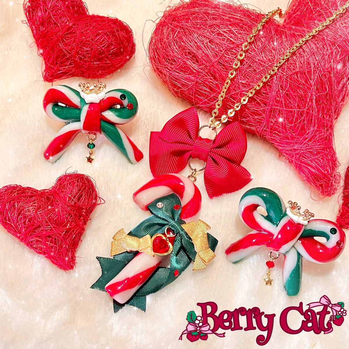 bc_nekochika's tweet photo. Berry Catはおもちゃのようなポップなスイーツアクセを中心に制作しております🍓✨
今回クリスマスアクセや平成レトロなアイテムをお菓子にしたアクセ、推し活に使える小物までお出し��ます🙌💕

ブース番号🍓南館H-32
出展日🍓両日
出展名🍓Berry Cat(ベリーキャット)
 #デザフェス58 
@designfesta https://t.co/h19B7yAaz2