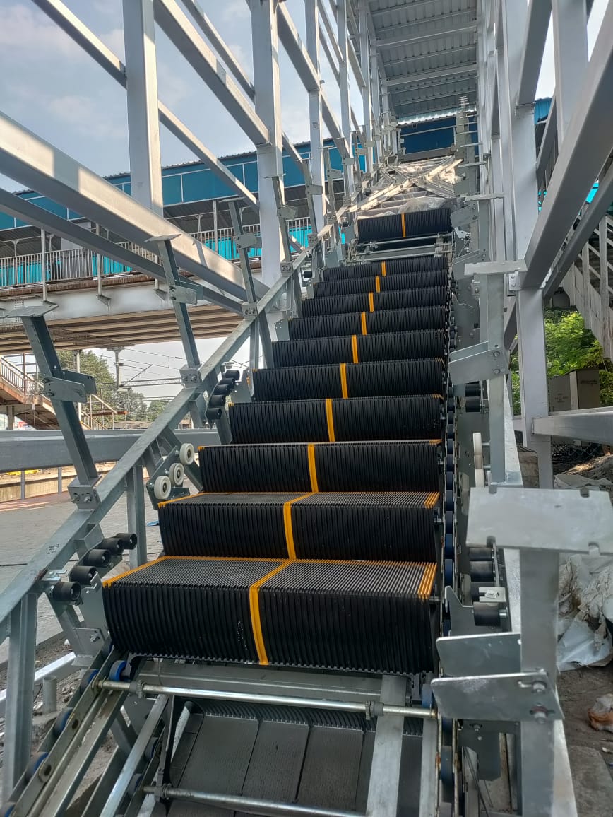 BhusavalDivn's tweet image. #CRInfraUpdates
Development works are in progress at #Khandwa Station ,Bhusawal Div
1.Provision of 1 No. Escalator on platform number  1/2
2.Cost - ₹ 45 Lakh
3. Work in progress.
CR is Commited for Gradual Improvement of Amenities for our Passengers.