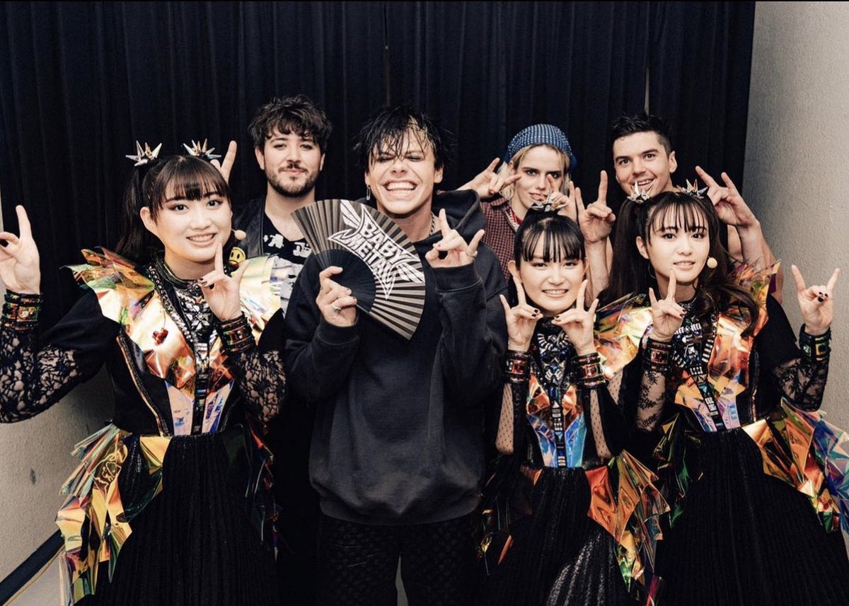 RUSIMETAL44's tweet photo. BABYMETALとのズッ友写真、必ず共演側がキツネサインやBABYMETALのグッズを持って撮るということに、改めてBABYMETALってスゲェなって思う。
あくまで主体がBABYMETALという構図。
どっちが上か下かとかそういう低俗な話じゃないので誤解なきよう🙏

#BABYMETAL
#ズッ友 https://t.co/nYnG6ROLP2