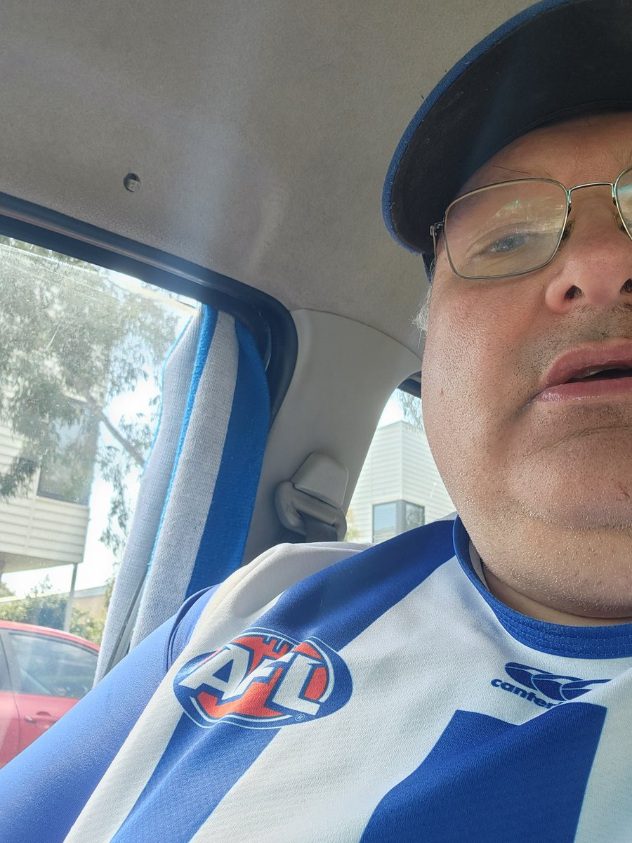 tmmisson's tweet photo. Old school. Scarf out the window #aflwdogsnorth https://t.co/aaU9Z6Vgzl