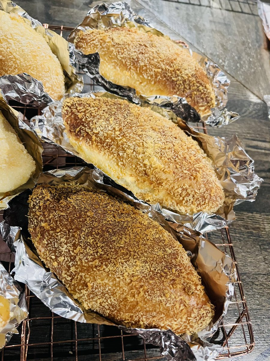 昨日はパン教室イベント東京にご参加下さった皆様ありがとうございました🍞
手捏ねで美味しい焼きチーズカレーパンが出来ましたね♡
熱々ハフハフ！

ファンに戴いたエプロン来ました♪
今月は、来週の大阪と月末の名古屋も年内ラストパン教室イベントです⭐︎
ご予約の皆様と楽しくパン作りしましょう https://t.co/sDqVxNezuh