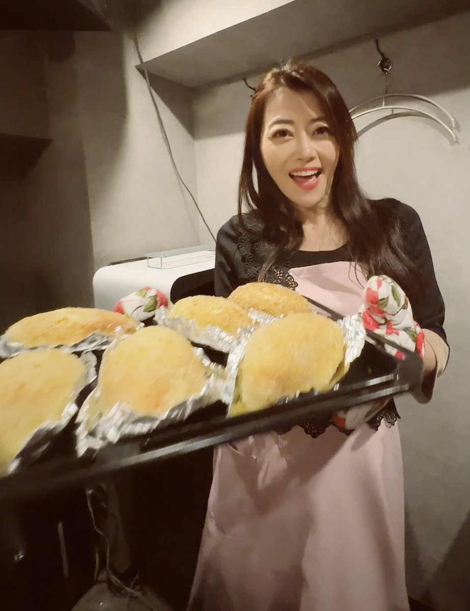 昨日はパン教室イベント東京にご参加下さった皆様ありがとうございました🍞
手捏ねで美味しい焼きチーズカレーパンが出来ましたね♡
熱々ハフハフ！

ファンに戴いたエプロン来ました♪
今月は、来週の大阪と月末の名古屋も年内ラストパン教室イベントです⭐︎
ご予約の皆様と楽しくパン作りしましょう https://t.co/sDqVxNezuh