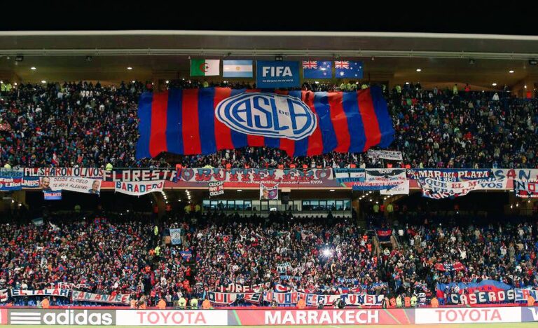 adn_cuervo's tweet photo. #Boca en Brasil? Jajaja eso es chiquitaje y humo del periodismo.
La movilización más grande en la historia del fútbol sudamericano la hizo #SanLorenzo en Marruecos llevando más de 15.000 personas.
Sí, en África.
La gente viajó a otro continente para alentar al ciclón 🤯💙♥️ https://t.co/gGTWKW2Xo0