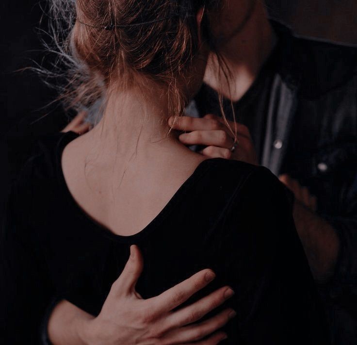 GleiFiver's tweet image. "Fuimos solo un destello fugaz en la vida del otro,pero también fuimos lo más hermoso. Y lo atesoro, de alguna manera, por eso no quiero desgastarlo exponiendome de nuevo."
#Impasse 
Cap 17- Pas Couru.