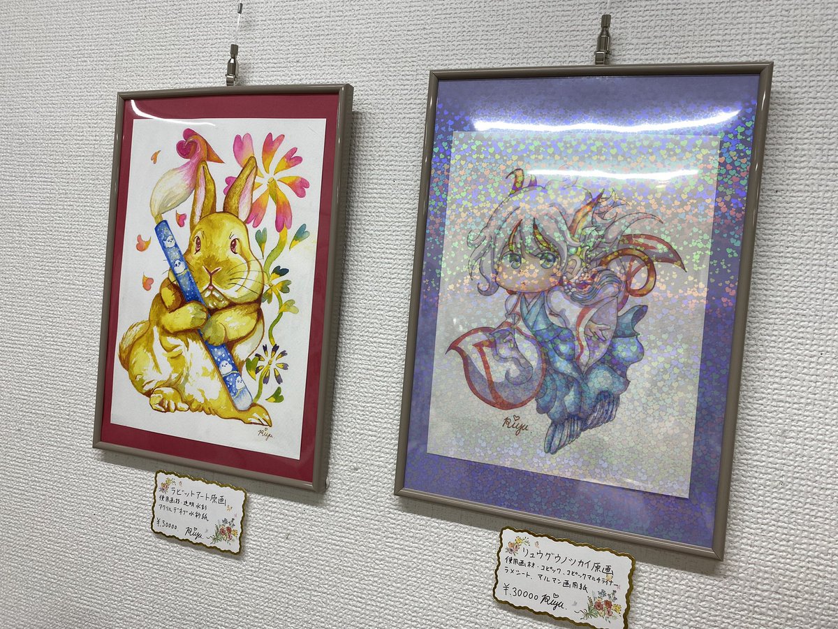 info_Riyuiro's tweet photo. 【出展のお知らせ���📚💖✨

#とつくにの絵本展
１１月４日～１１月１３日 
（休廊日：１１月９日・１０日）
Gallery　glad．（大阪）（@mk_tenji ）
設営写真有難うございます☺️✨

オリジナルキャラクターの
原画と大きなシールを出展
委託販売致します。
よろしくお願い致します☺️💖✨ https://t.co/7z3L2lk46e