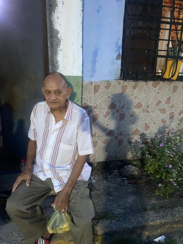 BMarmoldeLeon's tweet photo. El sr. Está por Los Naranjos..desorientado No recuerda donde vive. https://t.co/LTGKVibdlr