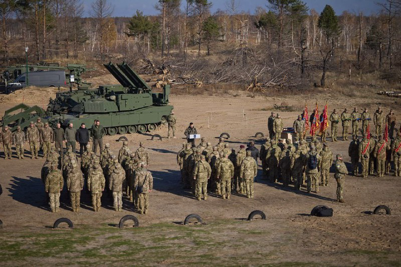 tinchiensu's tweet photo. 🇺🇸🇺🇦Xe rà phá bom mìn M1150 ABV của Mỹ dựa trên xe tăng Abrams, việc chuyển giao loại xe này chưa được công bố chính thức trước đó, để phục vụ cho Lực lượng vũ trang Ukraine. https://t.co/AkC4Dc1aoh