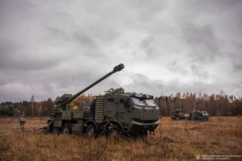 tinchiensu's tweet photo. 🇺🇦Hai pháo tự hành "Bohdana" của Ukraine trên khung gầm Tatra-815-7 8×8, đang phục vụ trong lữ đoàn pháo binh 47 Ukraine https://t.co/JMEoBuRxjD