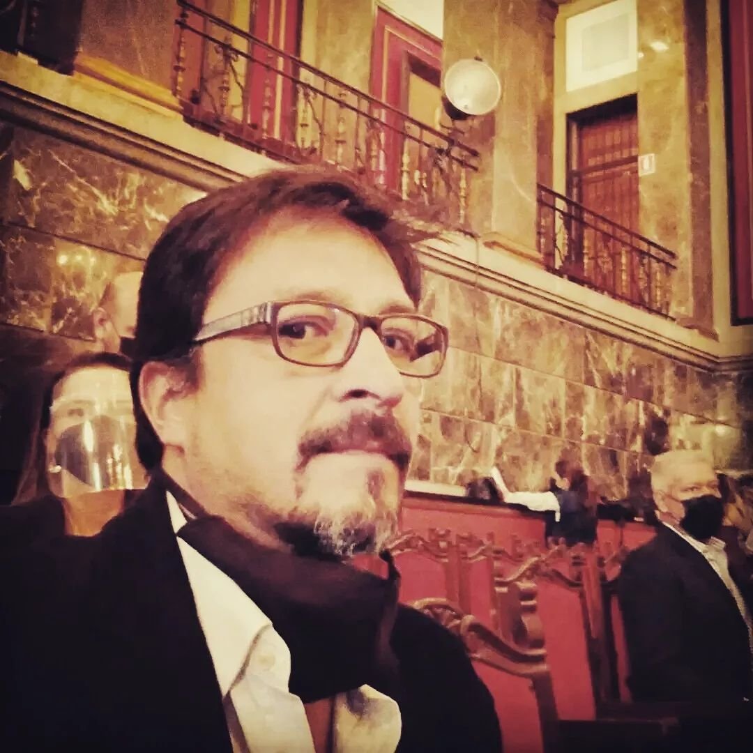 InforTvenezuela's tweet photo. Tras una semana de localizado el cadáver de Julio César Gabaldón,docente de la Universidad de Los Andes y Poeta Barines,funcionarios del Cicpc luego de la necropsia,apuntan que fue asesinado a golpes e incluso con objetos contundentes y a sangre fría en su apartamento en Merida. https://t.co/Gta2hKVA0q