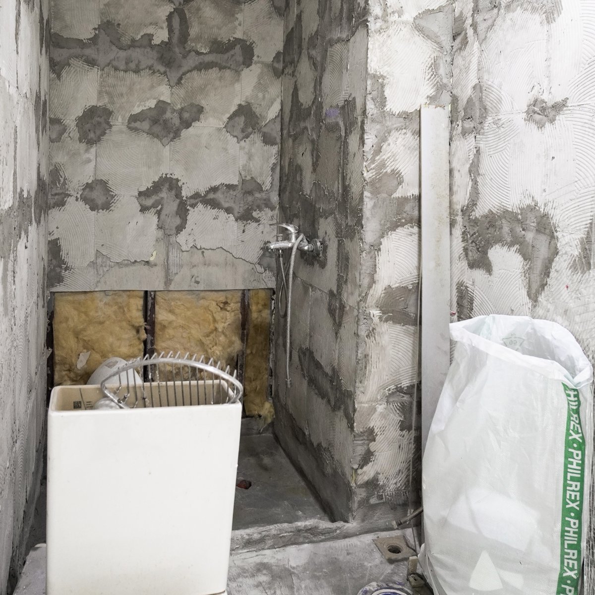 flipspacestudio's tweet photo. Chipping of existing bathroom tiles on existing drywall
Location: Azure Residences, Paranaque City
Scope: Renovation
#azureresidences #paranaquecity #renovation #flipspace https://t.co/LEvkzCAf2M