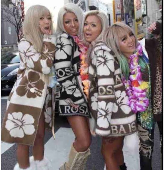 コートは昔流行ったアルバローザにしか見えない🌺 懐かしいw